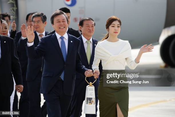 Minster of Culture, Sports and Tourism Do Jong-Whan and 2010 Vancouver Olympic figure skating champion Kim Yu-Na hold the PyeongChang 2018 Winter...