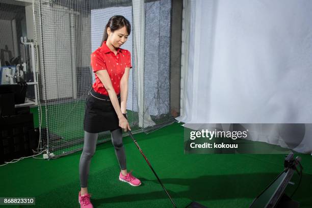 frauen üben in den golf-studios. - simulator stock-fotos und bilder