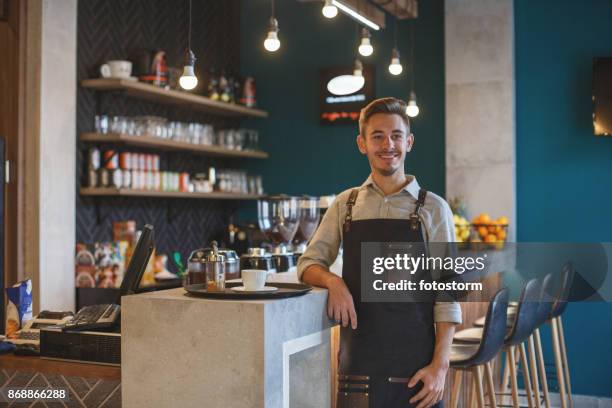 jeune barista de travail - bar tender photos et images de collection