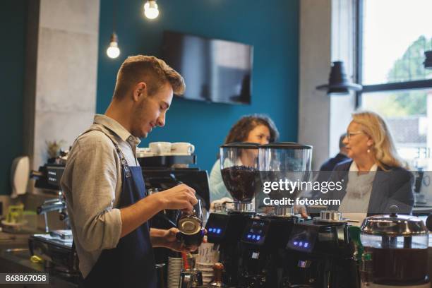 making latte art - empregado do refeitório imagens e fotografias de stock