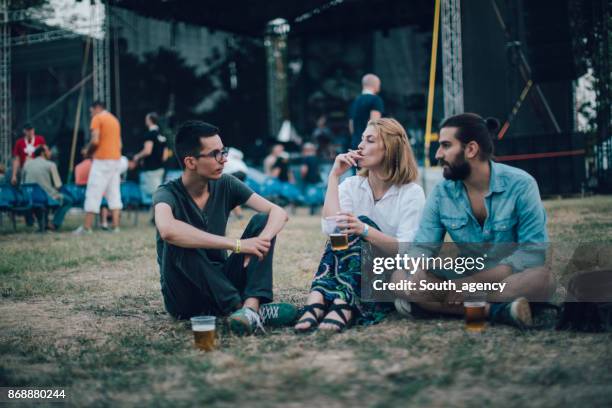 festival vibes - music festival grass stock pictures, royalty-free photos & images