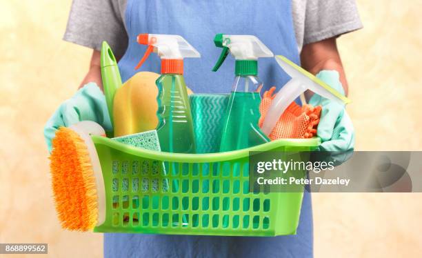 spring cleaning basket - detersivi foto e immagini stock