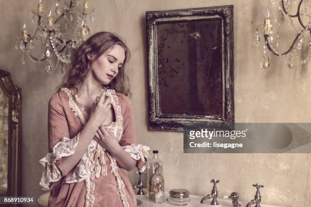 1700-talets kvinna i ett slott - victorian style bildbanksfoton och bilder