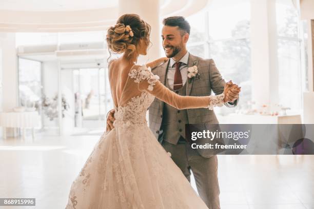 nuestro primer baile de boda - recién casados fotografías e imágenes de stock