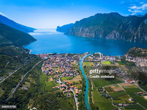 加爾達湖全景, 上阿迪傑, 義大利 - lake garda 個照片及圖片檔