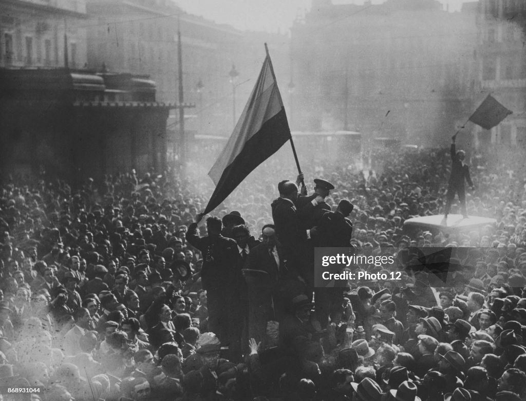 Crowds gather to celebrate the proclamation of the Second Republic, Spanish.