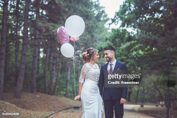 romantik im park - helium luftballons stock-fotos und bilder