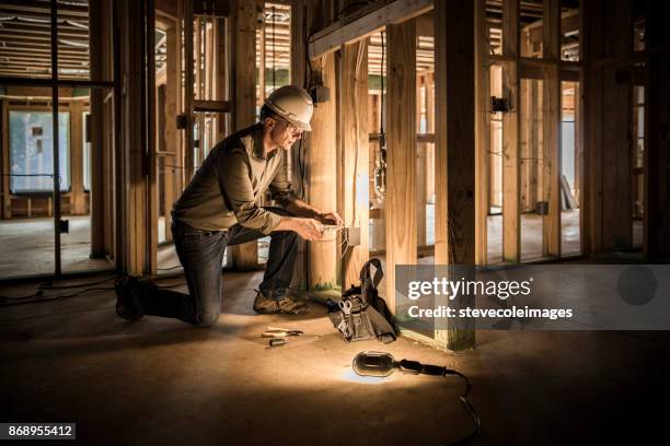 vrouw elektricien op site van de huisbouw. - elektricien stockfoto's en -beelden