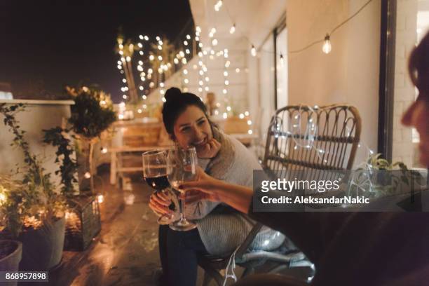 genieten van goede wijn en goed gezelschap - woman enjoying night stockfoto's en -beelden