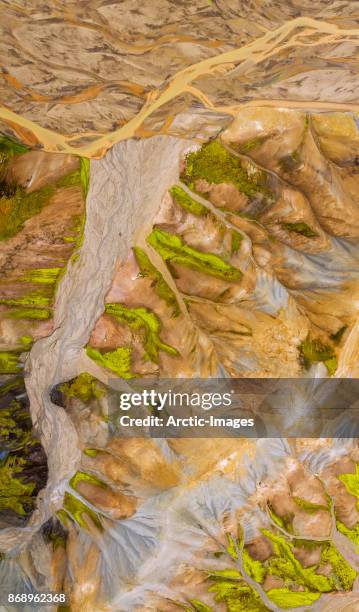 aerial-jokulgilskvisl river and mountain peaks, landmannalaugar, central highlands, iceland - vulkaanlandschap stockfoto's en -beelden