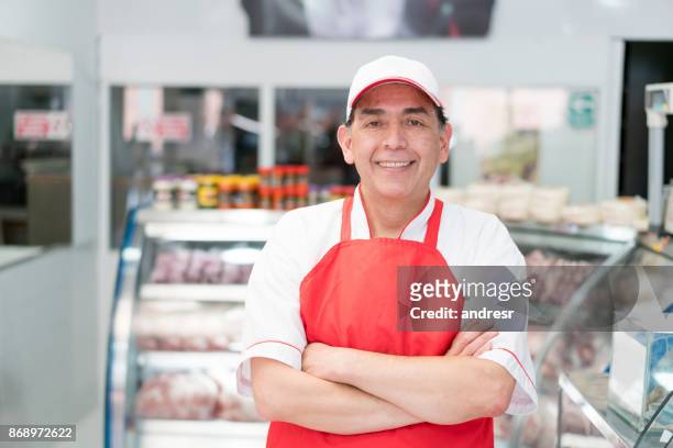 hombre que trabajaba en la carnicería - butchers shop fotografías e imágenes de stock