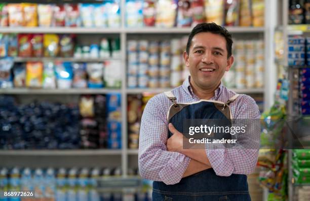 retrato de un hombre que trabajaba en una tienda de abarrotes - latinoamericano fotografías e imágenes de stock