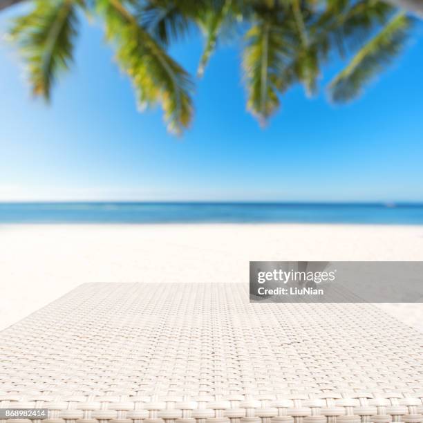 holz weben tabellenhintergrund oberfläche und tropischen strand - blue wooden table stock-fotos und bilder