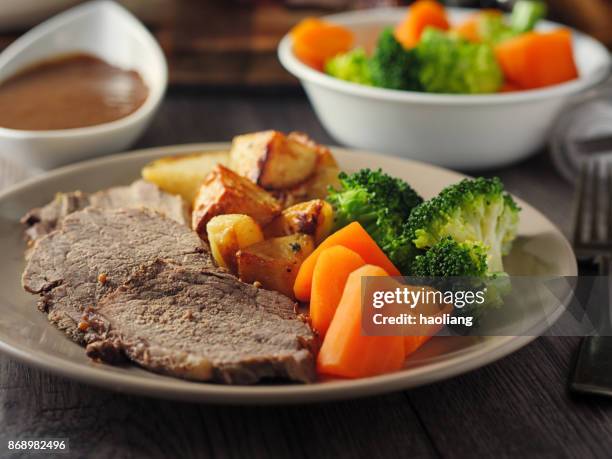 british roasted beef dinner - roast beef dinner stock pictures, royalty-free photos & images