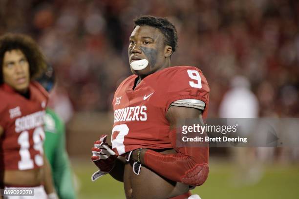 Linebacker Kenneth Murray of the Oklahoma Sooners warms up before the game against the Texas Tech Red Raiders at Gaylord Family Oklahoma Memorial...