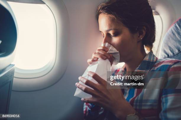 sjuk kvinna med illamående i flygplan - rädda bildbanksfoton och bilder