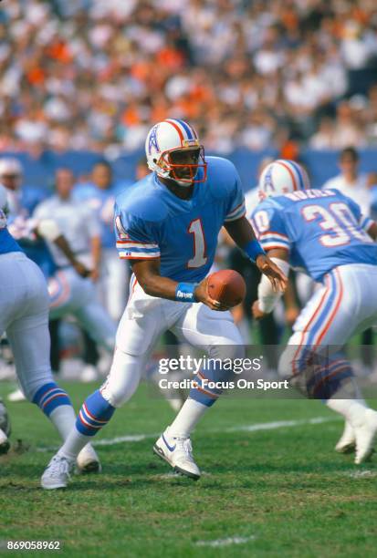 Quarterback Warren Moon of the Houston Oilers in action against the Cleveland Browns during an NFL football game October 29, 1989 at Cleveland...