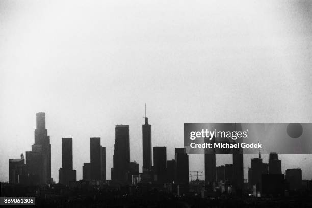 dark silhouette of los angeles skyline with haze - hollywood stars stock-fotos und bilder