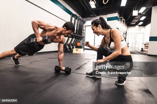 par de modelos fitness haciendo las flexiones - fitness instructor fotografías e imágenes de stock