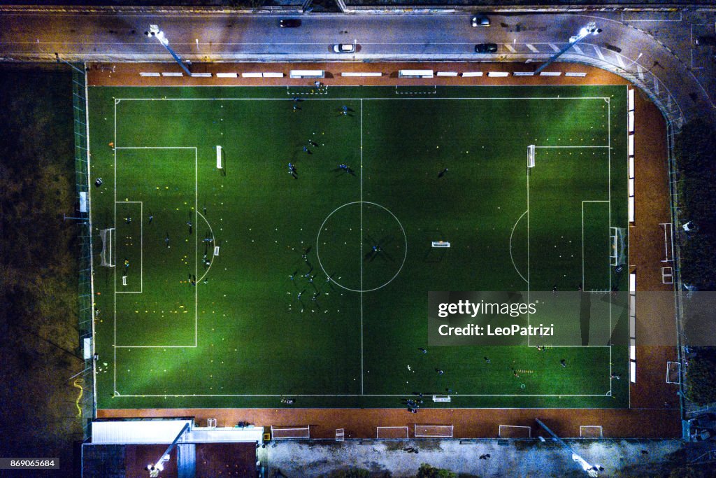 Campo da calcio di notte - vista aerea