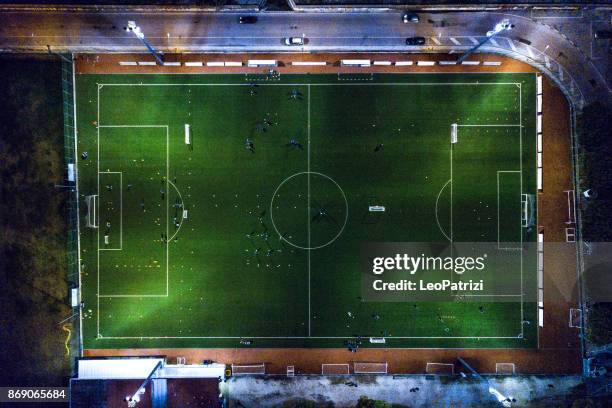 voetbalveld nachts - luchtfoto - aerial view of football field stockfoto's en -beelden