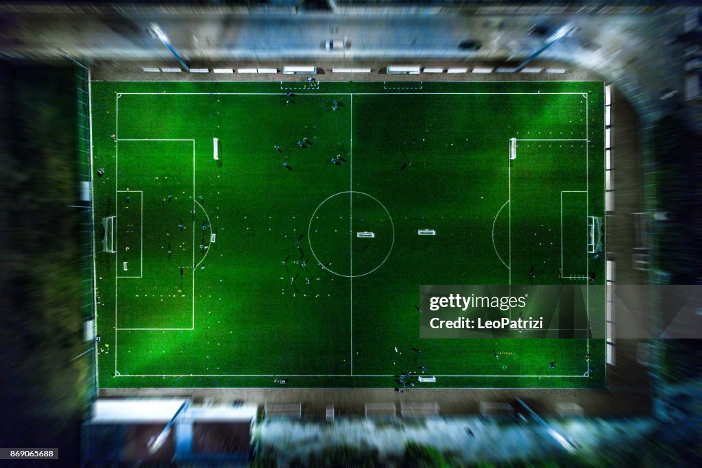 Fotbollsplan på natten - Flygfoto