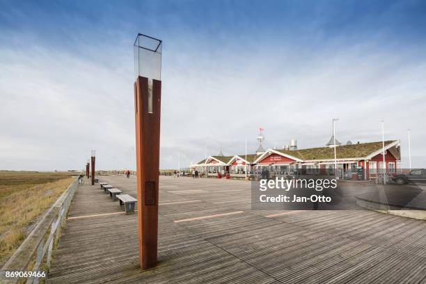 torget i st. peter-ording, tyskland med restaurang - footsteps on a boardwalk bildbanksfoton och bilder
