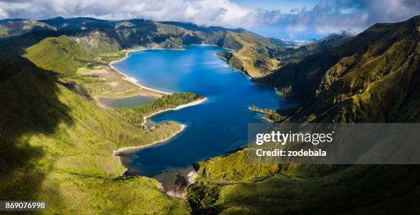 lagoa faire fogo et vert vallée de sur ile san miguel - cap vert photos et images de collection