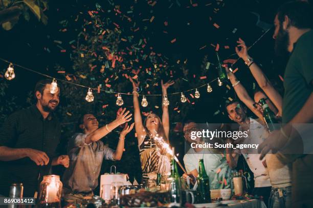 amigos que se divierten en fiesta de cumpleaños - fiesta de jardín fotografías e imágenes de stock