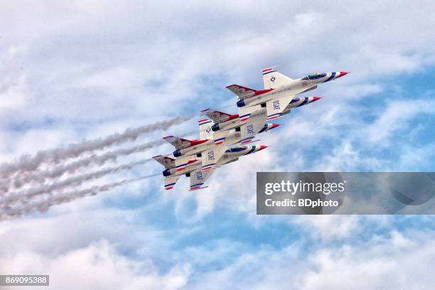 usaf thunderbirds in flight - air force thunderbirds imagens e fotografias de stock