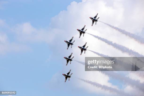 usaf thunderbirds in flight - air force thunderbirds stock pictures, royalty-free photos & images