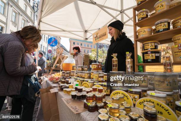 tradicional mikeldiena feria mercado en la plaza de la catedral - riga fotografías e imágenes de stock