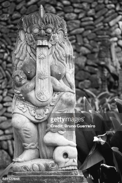 ancient statue at tirta empul temple - tirta empul temple stock pictures, royalty-free photos & images