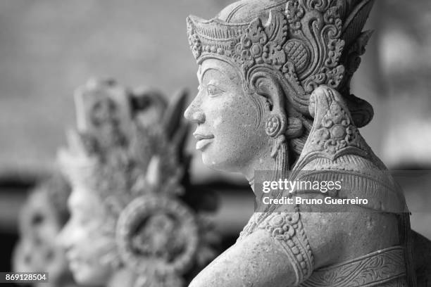 ancient statue at tirta empul temple - tirta empul temple stock pictures, royalty-free photos & images