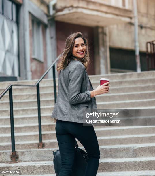 aller au travail - looking over shoulder photos et images de collection