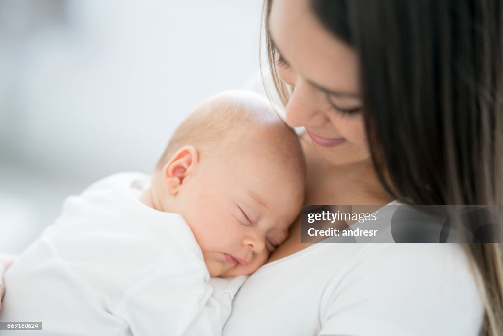 Close-up van een moeder die haar baby thuis