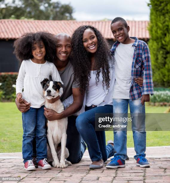 portret van een gelukkige afro-amerikaanse familie met een hond - red couple stockfoto's en -beelden