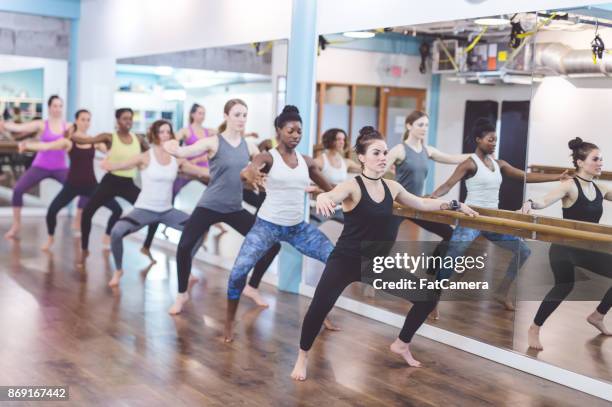 multi-étnica grupo de mulheres a fazer exercícios de barre - depilação de pernas com cera - fotografias e filmes do acervo