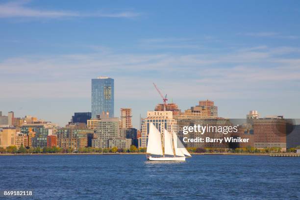 sightseeing schooner on hudson river, nyc - barry crane - fotografias e filmes do acervo