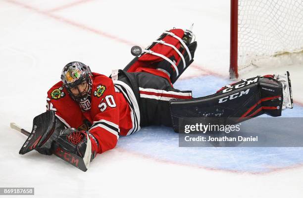 Corey Crawford of the Chicago Blackhawks sprawls to make a save against the Philadelphia Flyers at the United Center on November 1, 2017 in Chicago,...