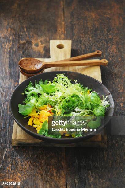 summer salad with tomato and corn - kopfsalat stock-fotos und bilder