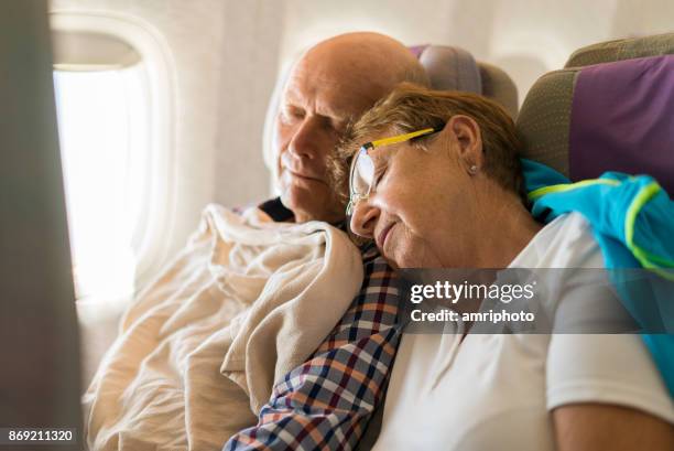 老年人-情侶在飛機上睡覺 - jet lag 個照片及圖片檔