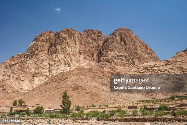 village at foot of mount sinai - mount sinai stock pictures, royalty-free photos & images