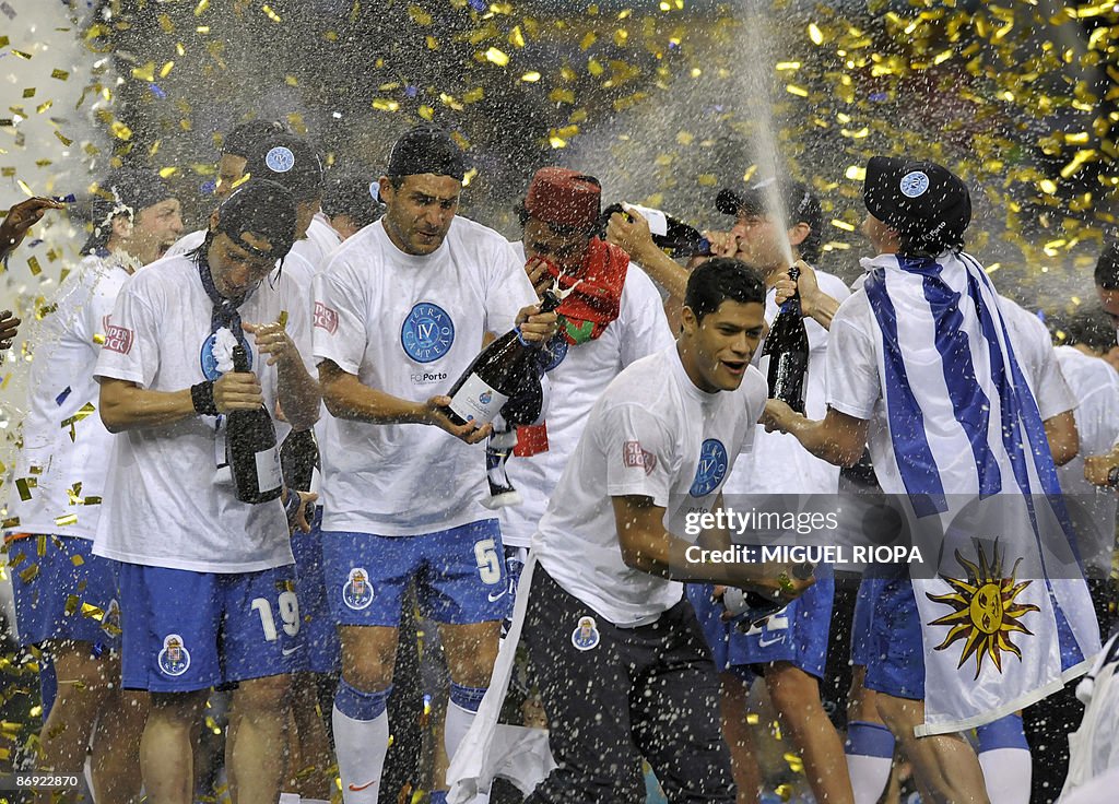 (FromL) FC Porto's Argentinians Ernesto