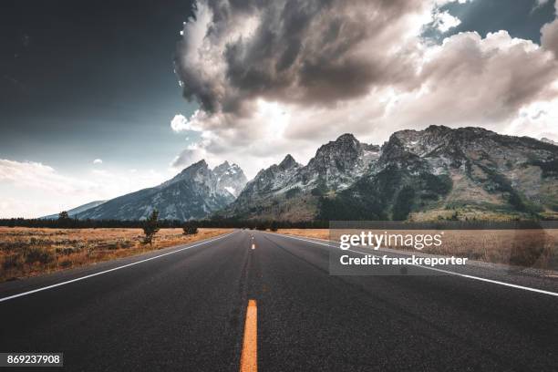 blick auf die teton-nationalpark - teton gebirge stock-fotos und bilder