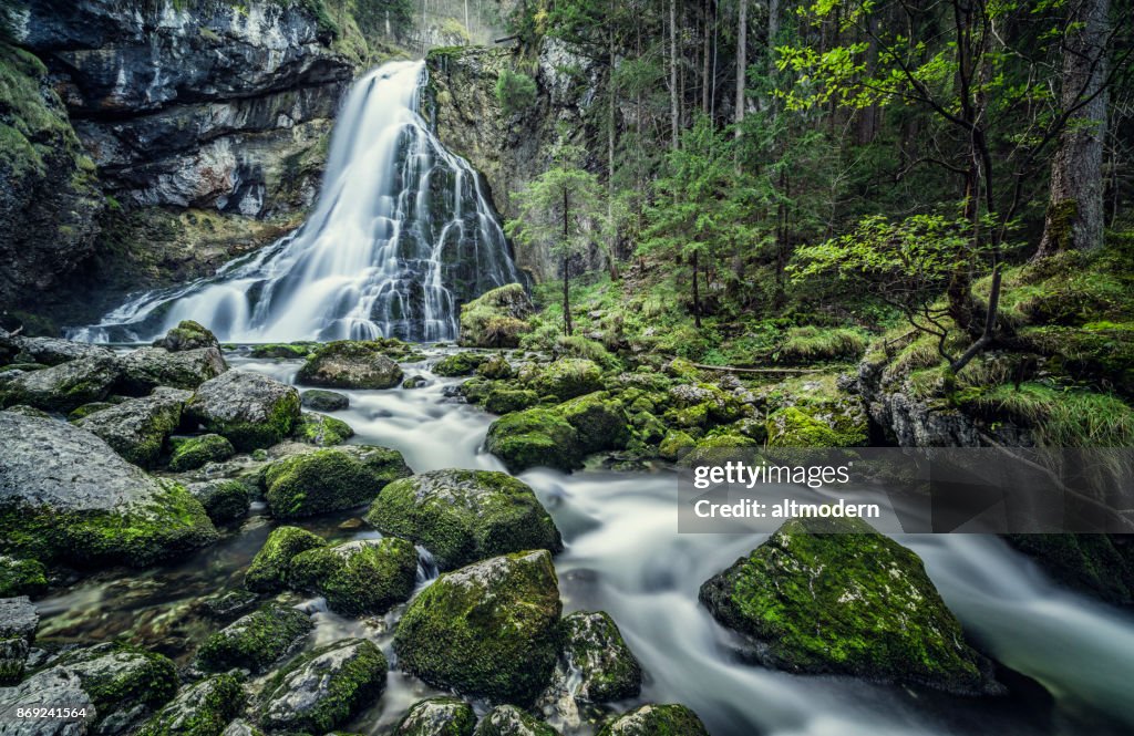 Österrike, Salzburg, vackra vattenfall i Golling