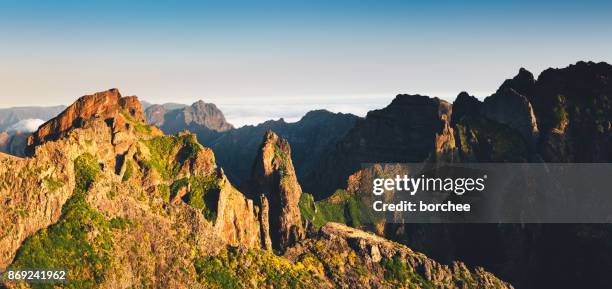 amanecer en la cima de la isla de madeira - pico do arieiro fotografías e imágenes de stock