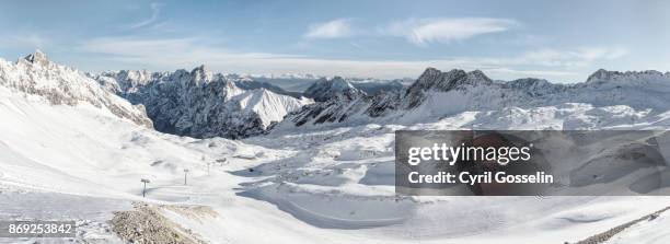 zugspitze outlook - bavarian alps stock-fotos und bilder