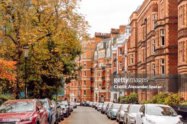 street in chelsea district, london, united kingdom - kensington en chelsea stockfoto's en -beelden