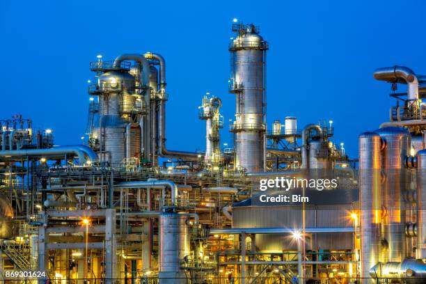 planta petroquímica en crepúsculo - destilación fotografías e imágenes de stock